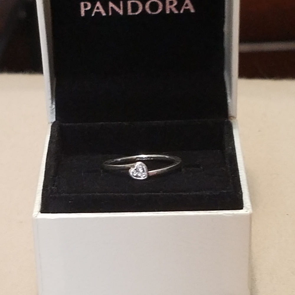 Pandora clear tilted heart solitaire size 6/52.